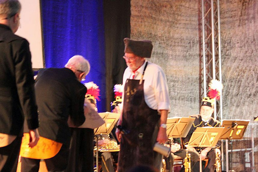 Zwei Mal Ehrenarschleder verliehen