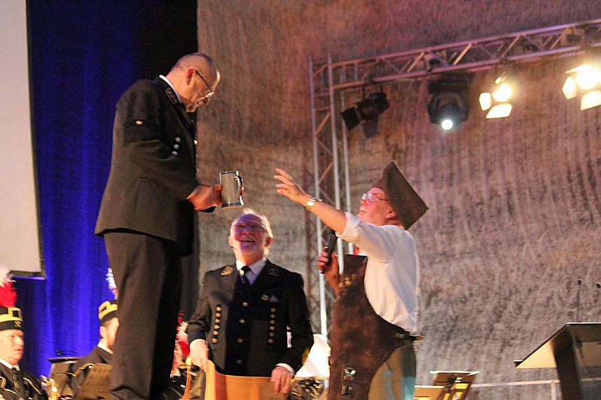 Zwei Mal Ehrenarschleder verliehen