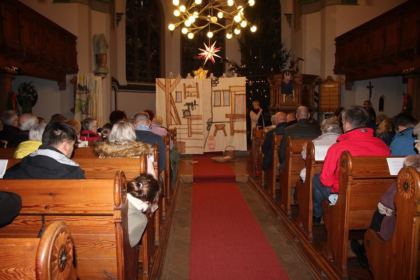 Krippenspiel und Adventsmarkt