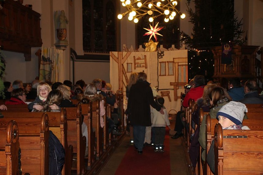 Krippenspiel und Adventsmarkt
