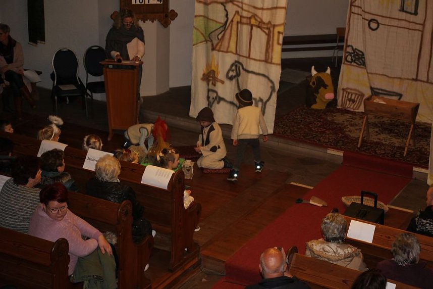 Krippenspiel und Adventsmarkt