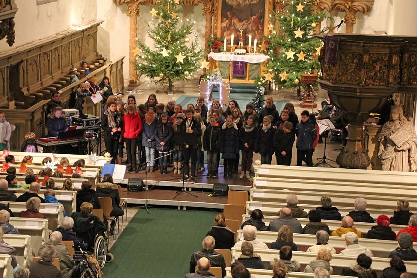 Kinder bringen Licht ins Dunkel