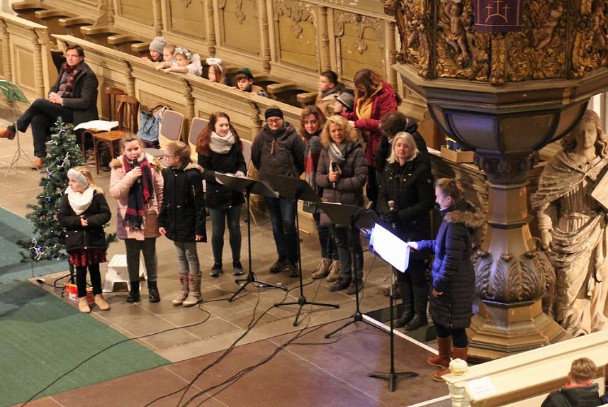 Kinder bringen Licht ins Dunkel