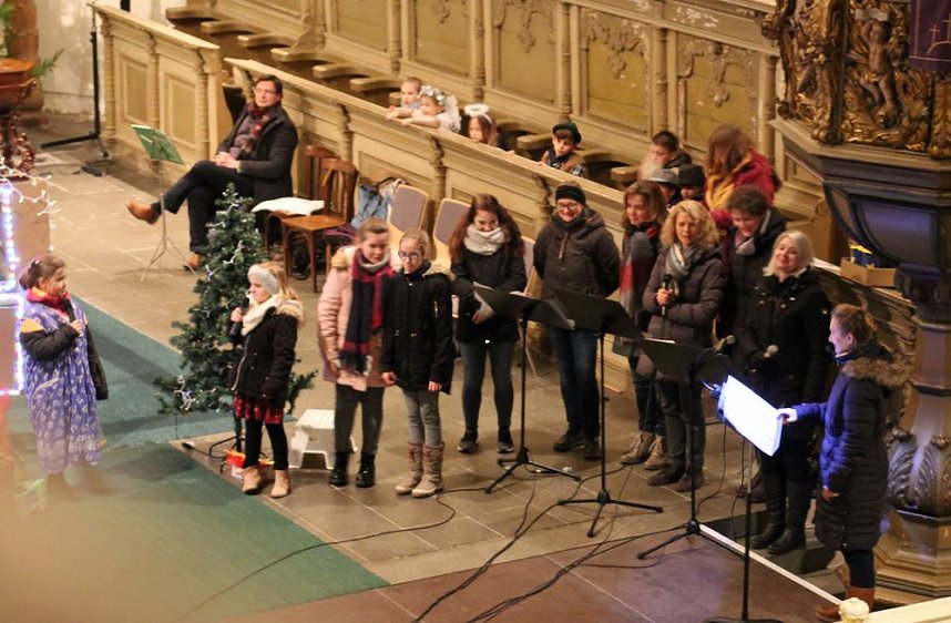 Kinder bringen Licht ins Dunkel