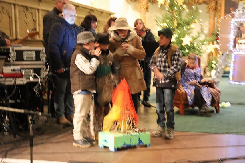 Kinder bringen Licht ins Dunkel