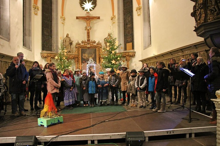 Kinder bringen Licht ins Dunkel