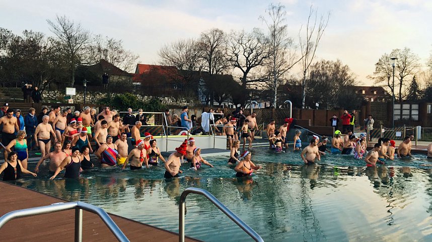 Eisbaden zur D&auml;mmerung in Bad Frankenhausen