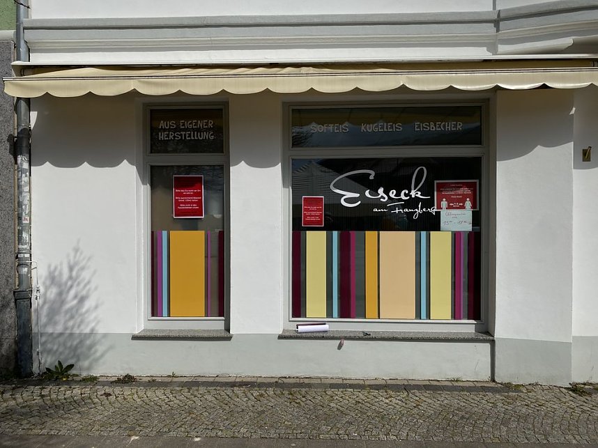 CORONA-REGELN beim Stra&szlig;enverkauf von Eis und Bratwurst