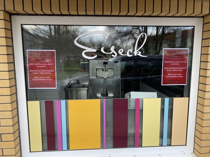 CORONA-REGELN beim Stra&szlig;enverkauf von Eis und Bratwurst