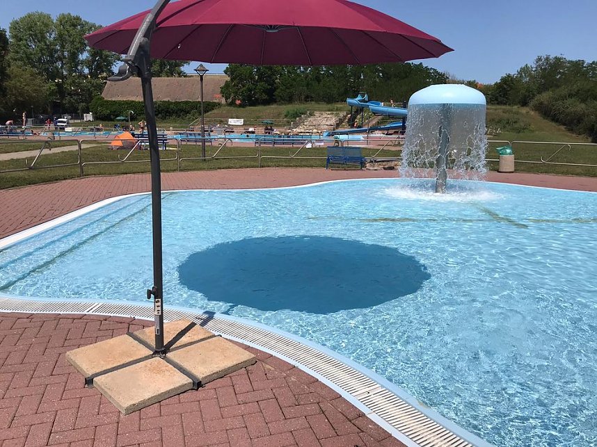 Beschattung das Planschbecken f&uuml;r Kleinkinder eingeweiht