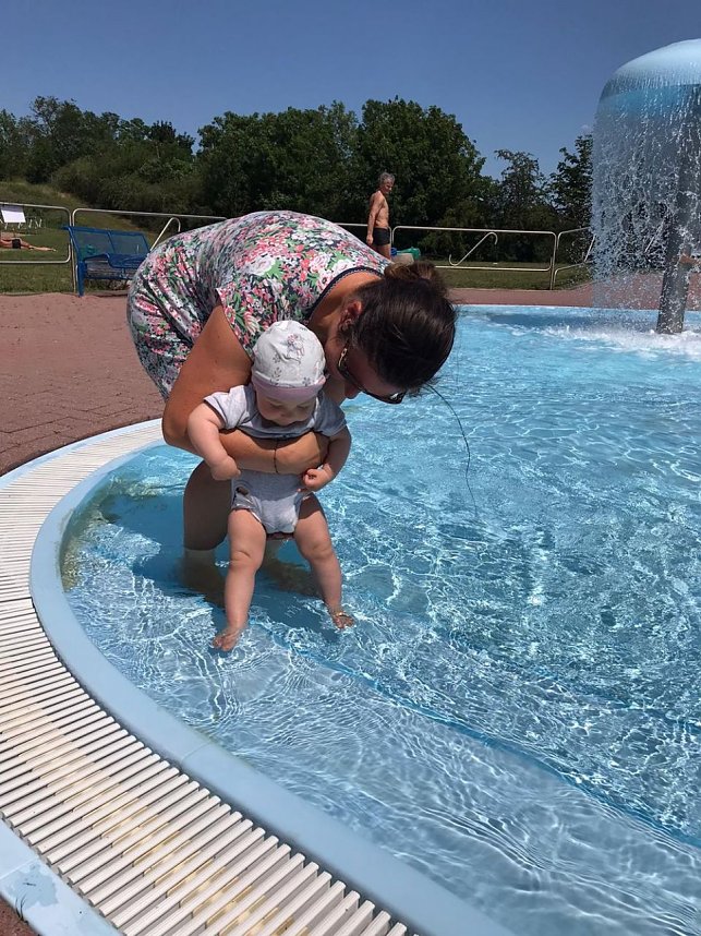 Beschattung das Planschbecken f&uuml;r Kleinkinder eingeweiht