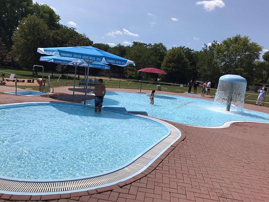 Beschattung das Planschbecken f&uuml;r Kleinkinder eingeweiht