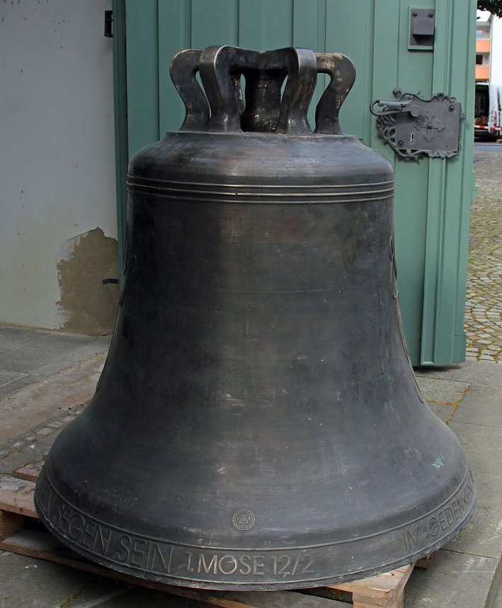 Zwei neue Bronzeglocken werden eingebaut