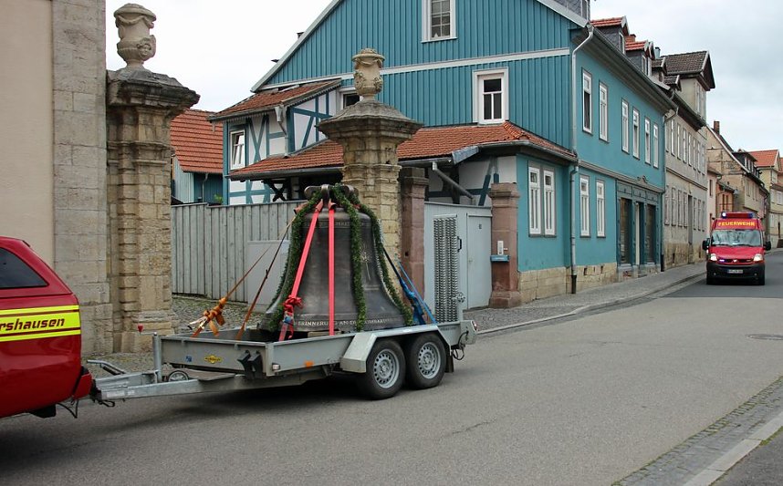 Zwei neue Bronzeglocken werden eingebaut