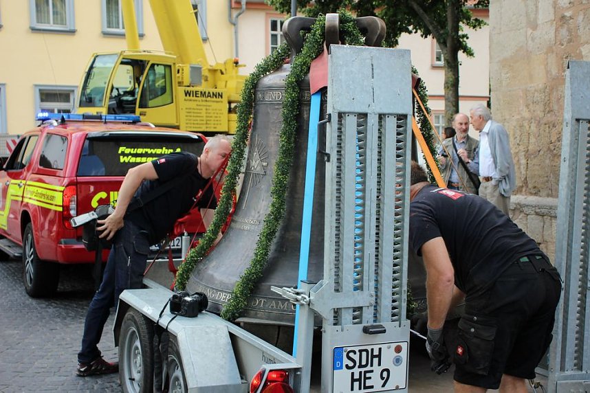 Zwei neue Bronzeglocken werden eingebaut