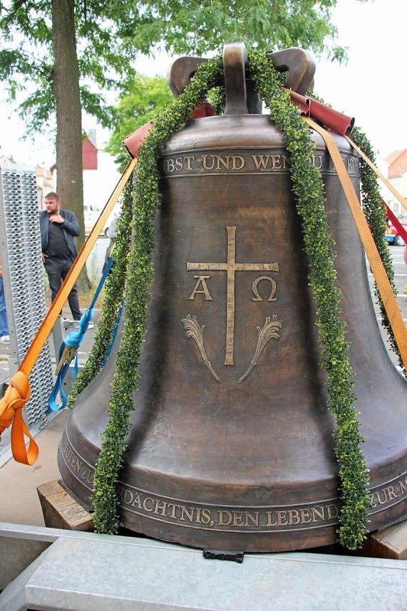 Zwei neue Bronzeglocken werden eingebaut