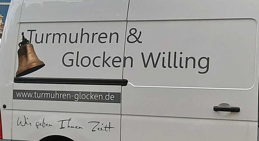 Zwei neue Bronzeglocken werden eingebaut