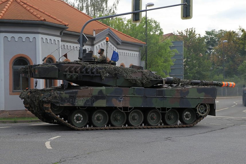 Panzer verlegt - Stau auf Autobahn