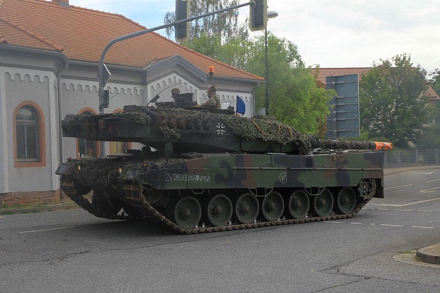 Panzer verlegt - Stau auf Autobahn