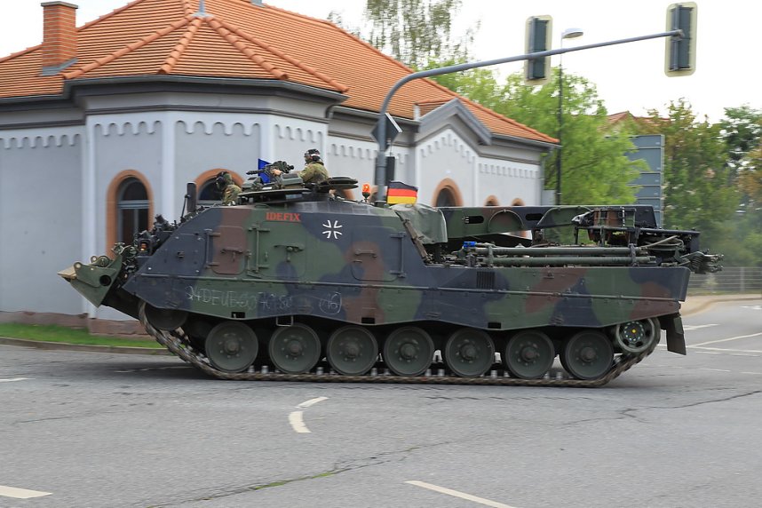 Panzer verlegt - Stau auf Autobahn