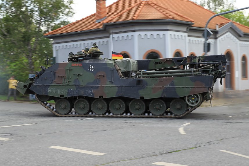 Panzer verlegt - Stau auf Autobahn