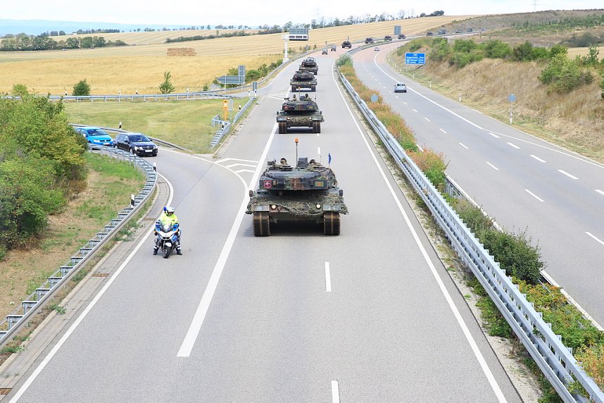 Panzer verlegt - Stau auf Autobahn