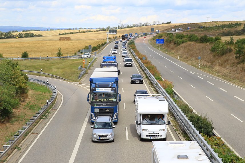 Panzer verlegt - Stau auf Autobahn