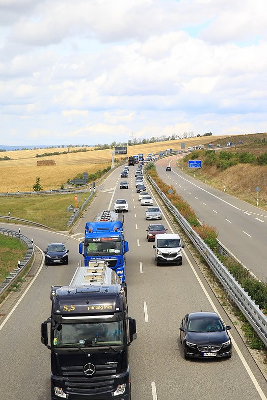 Panzer verlegt - Stau auf Autobahn