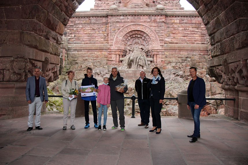 Einmillionster Besucher am st&uuml;rmischen Kyffh&auml;user-Denkmal