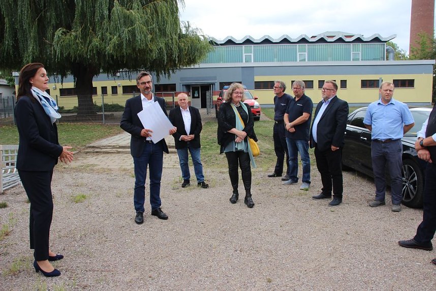 Innenstaatssekret&auml;r mit F&ouml;rderbescheiden f&uuml;r Feuerwehrfahrzeuge