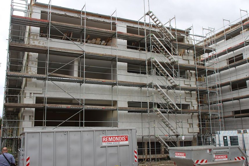 Innenstaatssekret&auml;r mit F&ouml;rderbescheiden f&uuml;r Feuerwehrfahrzeuge