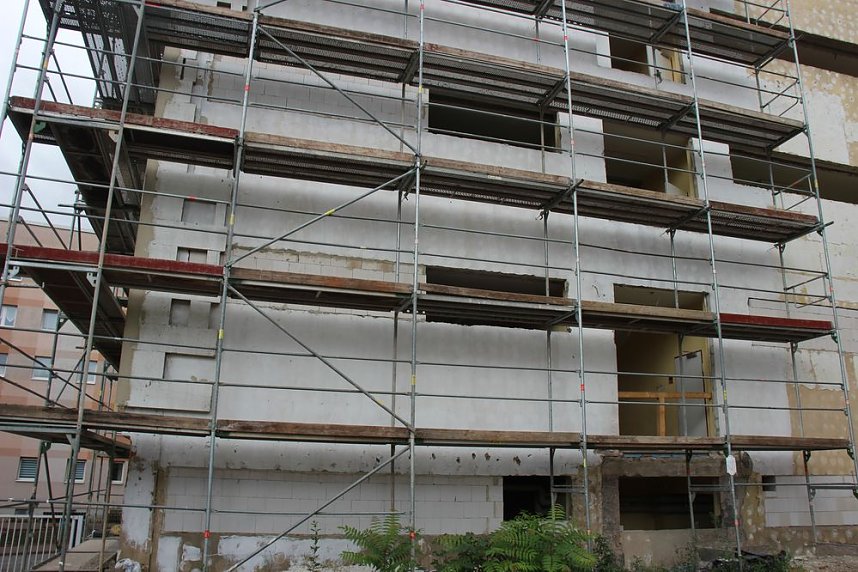 Innenstaatssekret&auml;r mit F&ouml;rderbescheiden f&uuml;r Feuerwehrfahrzeuge