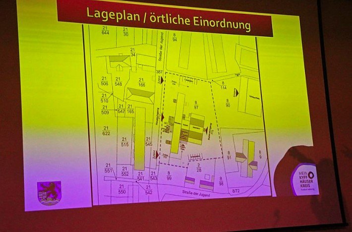 Innenstaatssekret&auml;r mit F&ouml;rderbescheiden f&uuml;r Feuerwehrfahrzeuge