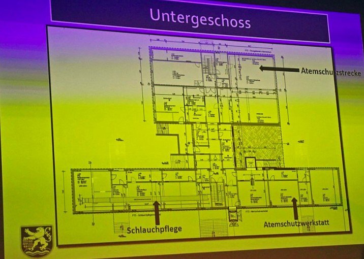 Innenstaatssekret&auml;r mit F&ouml;rderbescheiden f&uuml;r Feuerwehrfahrzeuge
