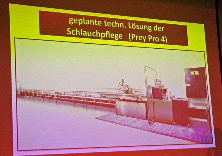 Innenstaatssekret&auml;r mit F&ouml;rderbescheiden f&uuml;r Feuerwehrfahrzeuge