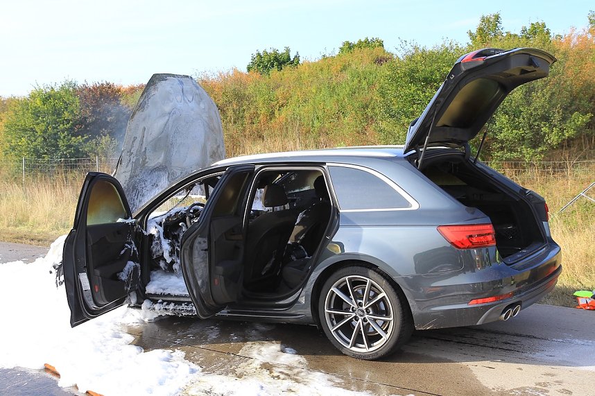 Autobrand auf Autobahn