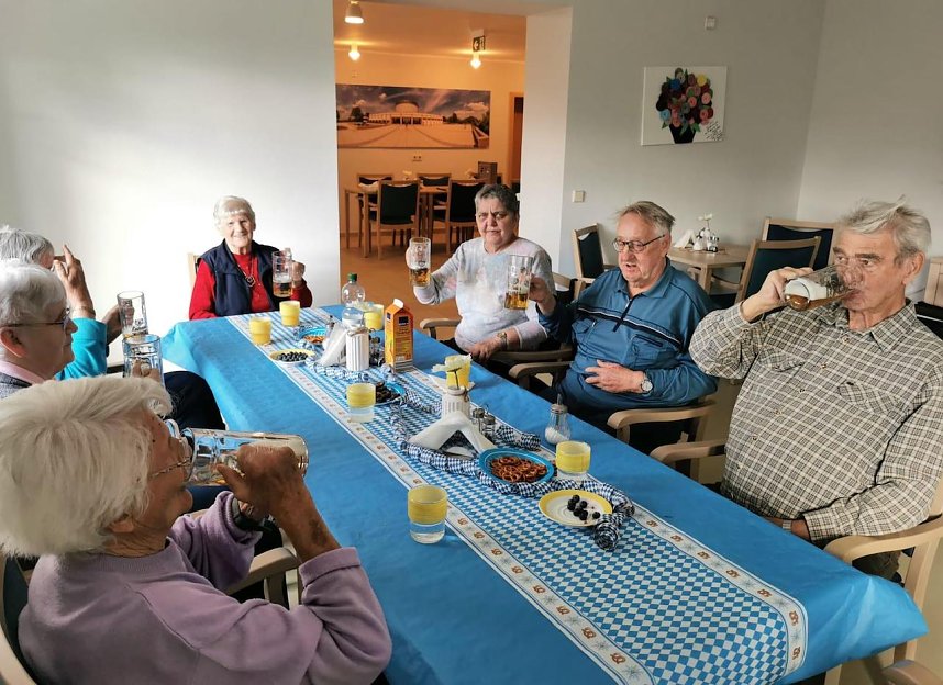 Geselliges Beisammensein mit Bier, Brezeln und Leberkas