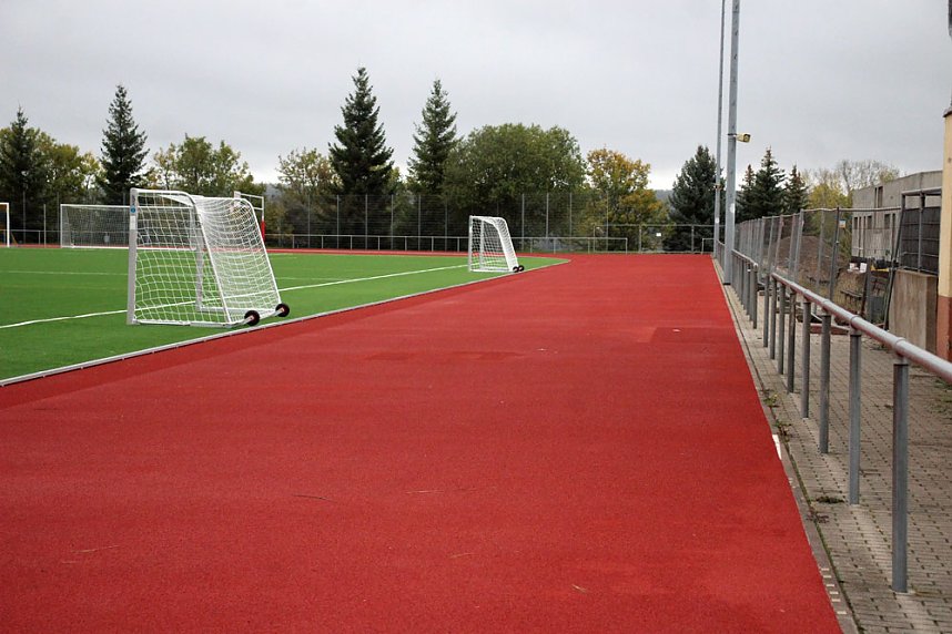 Kunstrasenplatz wieder nutzbar.