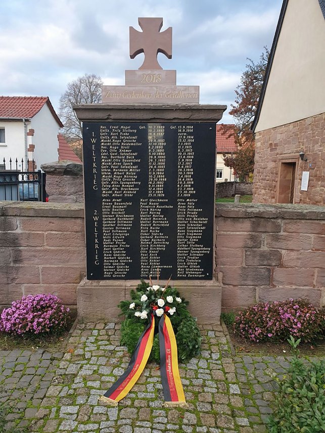 Der Opfer von Krieg und Gewalt gedacht