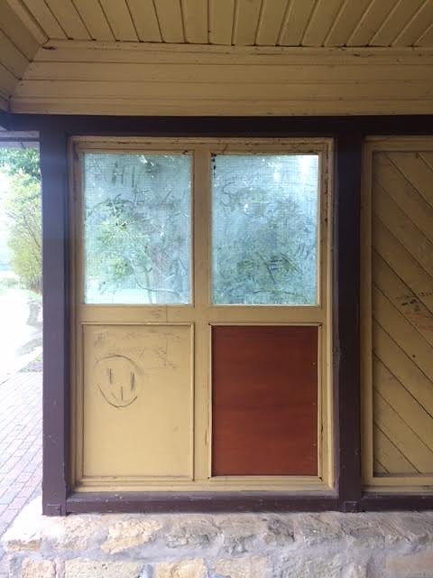 Das Warteh&auml;uschen war stark besch&auml;digt