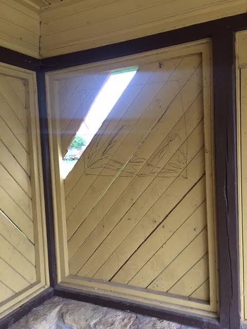 Das Warteh&auml;uschen war stark besch&auml;digt