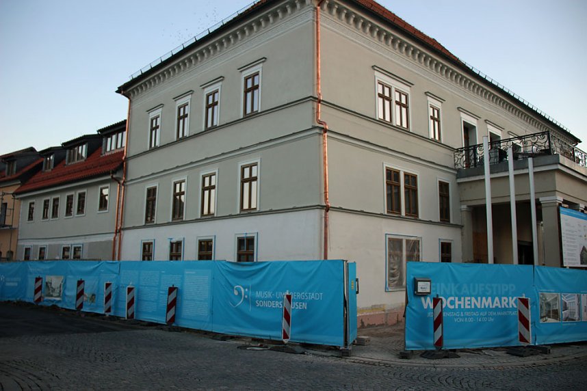 Stadt schm&uuml;ckt sich weihnachtlich