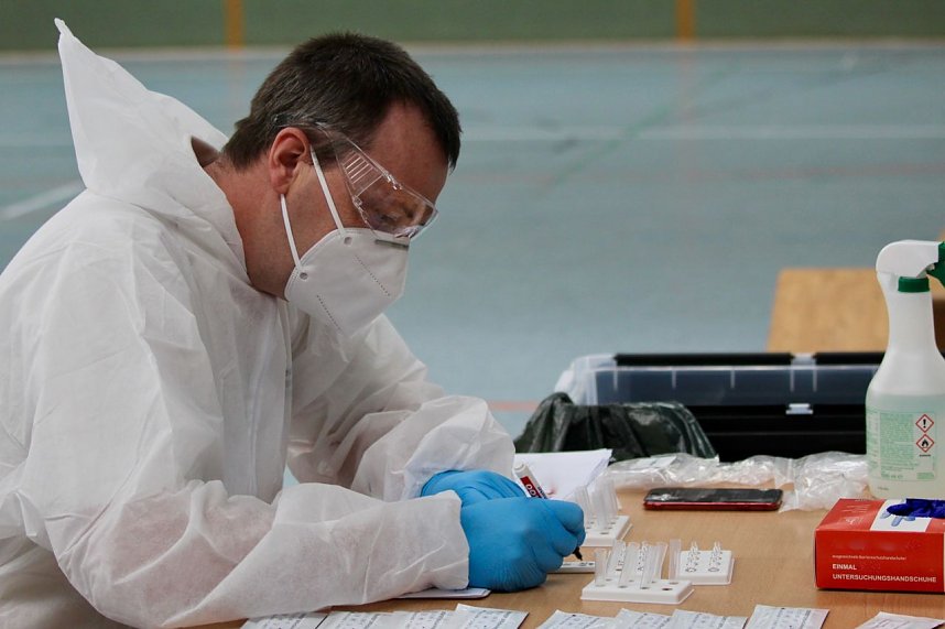 Sven &Ouml;sterheld bei der Auswertung des Tests