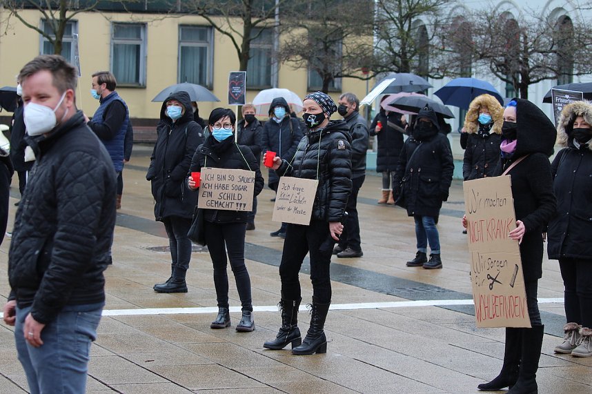 Proteste der Fris&ouml;rinnung vor dem Nordh&auml;user Bahnhof