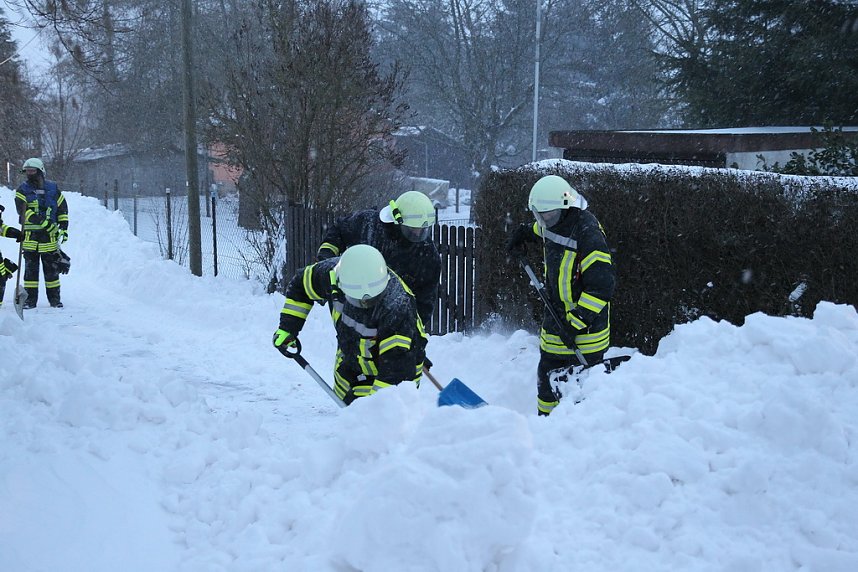 Feuerwehr befreit Anwohner