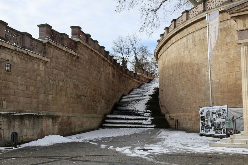 Freitreppe am Schloss Sondershausen vor den starken Schneef&auml;llen
