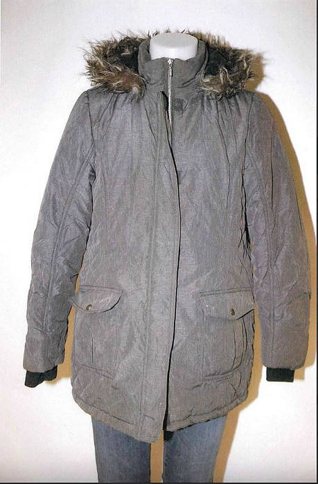 Wer hat eine Frau mit diesen Bekleidungsst&uuml;cken gesehen?