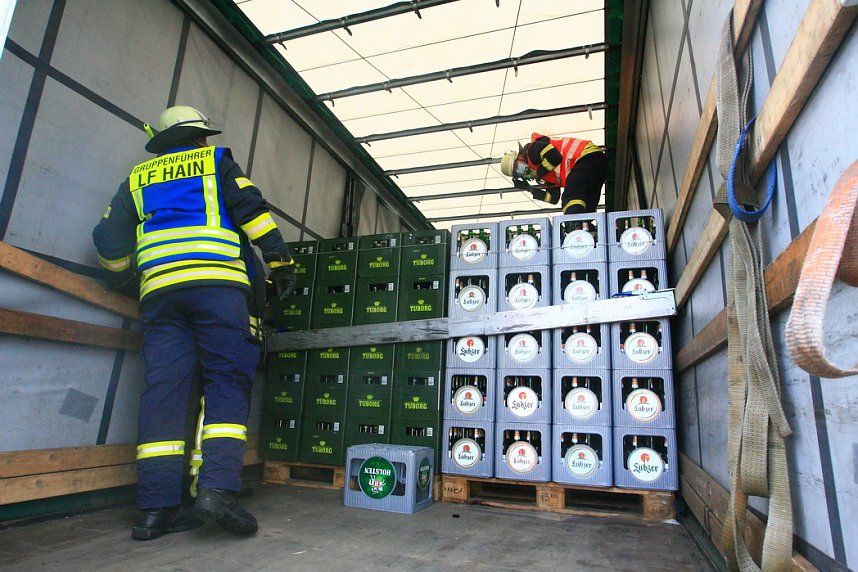 Unfallflucht und verlorene Ladung auf der B4