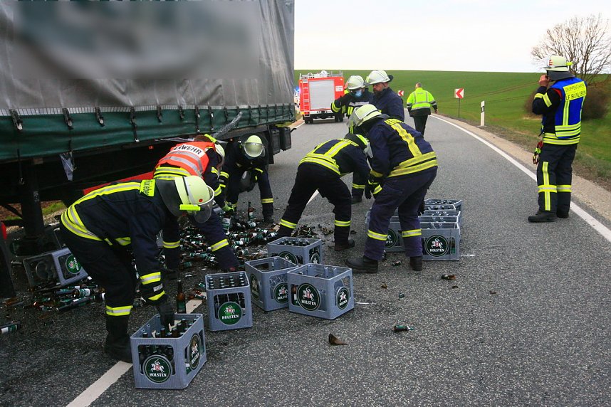 Unfallflucht und verlorene Ladung auf der B4