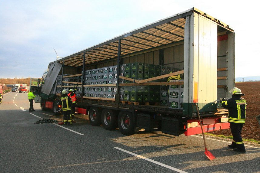 Unfallflucht und verlorene Ladung auf der B4